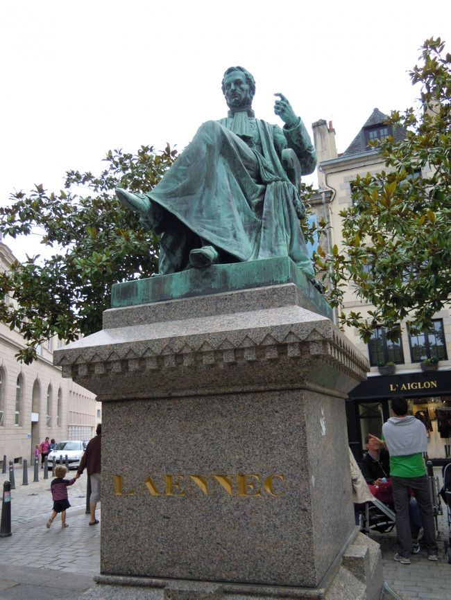 市庁舎前にある銅像は、聴診器を発明したルネ・ラエンネック(1781〜1826)の像。<br /><br />1826年にルネ・ラエンネックが聴診器を発明したおかげで診療技術が一気に向上し、楽になったとのこと。<br />この話は20数年前に夫が友達の医師(日本人)から聞いて初めて知ったのだそう。