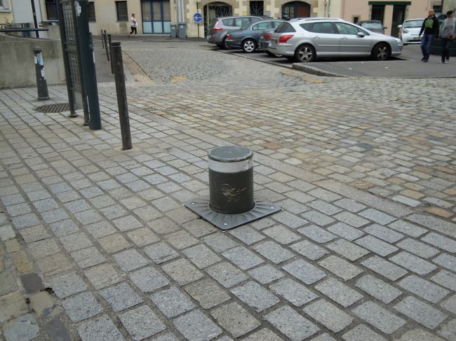 市庁舎の近くでまた見つけた!<br />フランスのあちこちの道路で見かける進入禁止の円柱。<br />普段はこのようにたっていますが、一定の車が進入する時に下がるのです。<br /><br />どうやって下げるのかな〜と思っていたのですが、証拠物件を見つけました。