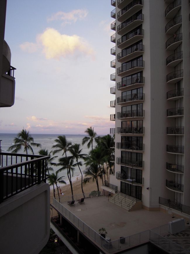 朝の景色！<br />晴れ♪<br /><br />今回友人家族も同じタイミングでハワイ旅行を敢行！<br />で、友人の妹さんには現在ハワイの大学で勉強中という友人が。<br />そんなつてで、<br />ガイドさん　　：妹さんのお友達のＪちゃん<br />運転手さん　　：Ｊちゃんがバイトしてる某旅行会社のお仕事仲間<br />ガイドされる人：友人一家＋私<br />とゆーちょーっとかわった図式で１日オアフ島観光☆<br /><br />プライベートツアーだよ！Σ（゜▽゜;<br />そんなの初めてだよ！ <br />>友人<br />ありがと〜o（≧▽≦）o<br /><br />やった、いろんなとこ行ける♪<br />でも友人一家にお邪魔しちゃってる私はおとなしくしてよう！<br />が今日の目標ｗ