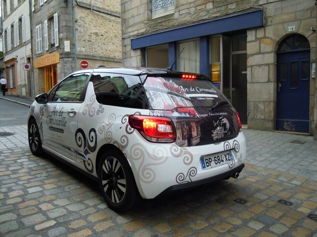 私のお気に入り。<br />お土産屋さんの車だと思うけど小さな車体いっぱいにトリスケリオン柄。<br />ブルターニュ・ケルトのシンボル『渦巻き型三脚巴』紋です。<br /><br />唐草模様の風呂敷をまとっているのではありませんよ〜