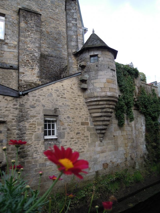 運河沿いに古い石造りの建物。<br /><br />突き出た小さな塔に見張り番がいたのかなあ。