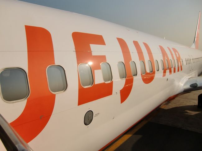 2011.11.3 Thu.<br /><br />チェジュ航空で訪韓です。<br />7C1681 NGO-GMP<br /><br />機内では、おにぎりと飲み物が無料サービス。<br />オレンジ色が好印象なLCCでした。