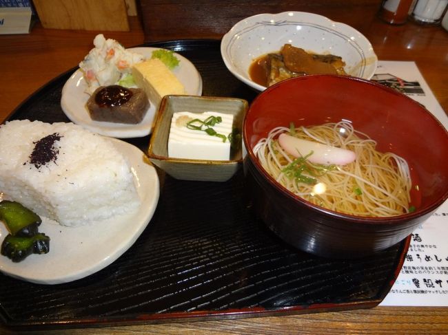 元気な女性陣たちが切り盛りしている小さな角打ちバーみたいなお店。<br />お昼はこの定食メニューしかないそうですが<br />ちょっとずつのおかずもそうめん入りのお吸い物も美味しくて<br />確か料金７００円か８００円くらい。<br />観光地としては良心的なお値段です。