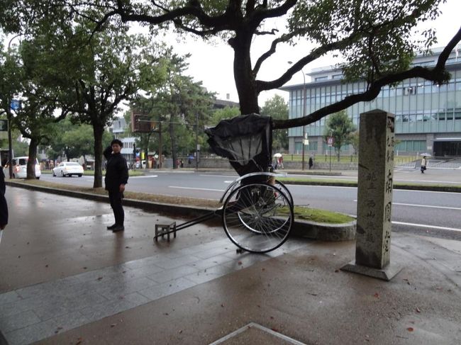 人力車のお兄さん。<br />さすがにこのお天気だとヒマそうです。