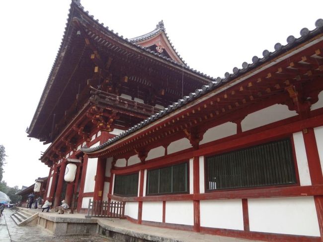 池を一回りしたら<br />目の前に中門がありました。<br /><br />ここで大仏殿の拝観券を購入します。<br />