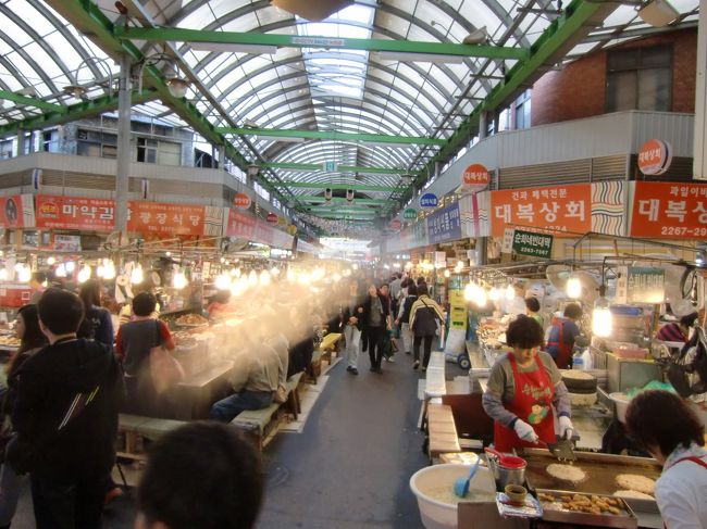 お昼は地元の雰囲気たっぷりの「広蔵市場」（クァンジャンシジャン）で。