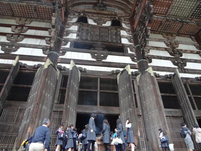 大仏殿入り口付近。<br />修学旅行生多数(^o^)<br /><br />人と比較すると<br />改めて建物のスケールの大きさが分かります。<br /><br />この入り口を抜けると・・・・・・