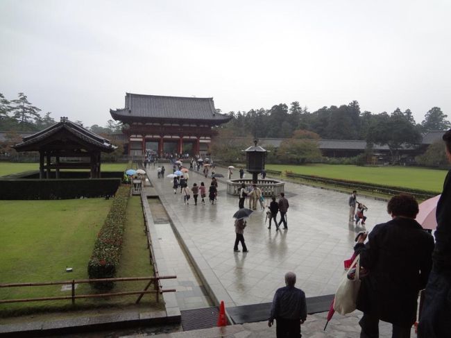 雨、少し小降りになてきました。<br /><br />大仏殿から<br />中門方面を眺めたところ。<br />