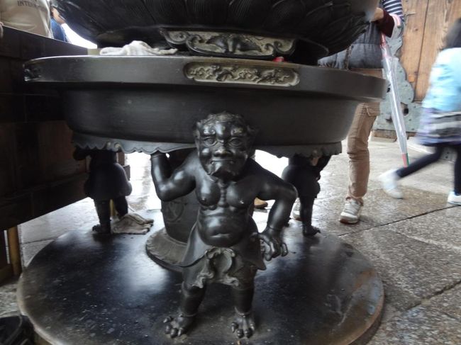 修行中の方(^o^)?<br /><br />コンデジは片手でサッと構えてすぐにシャッター切れるのが便利。<br />でも、手軽だからつい歩きながら撮ってしまうと<br />やっぱりこんな風にブレてしまいますね。<br />