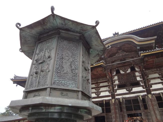 八角灯篭と大仏殿。<br /><br />ちゃんと立ち止まってしっかり構えたら<br />全く問題なし。<br />