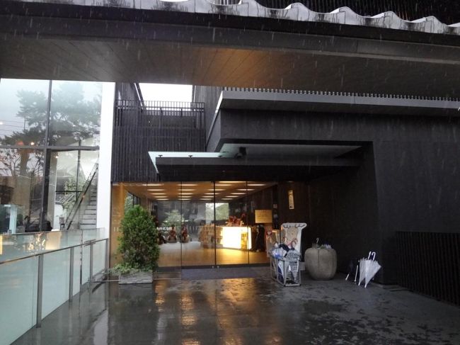 とてもキレイなガラス張りの建物。<br />どうやら観光案内所みたいです。<br /><br />中をチラッと覗いたけど<br />ゆっくり休憩出来そうなフロアでしたよ〜。<br />