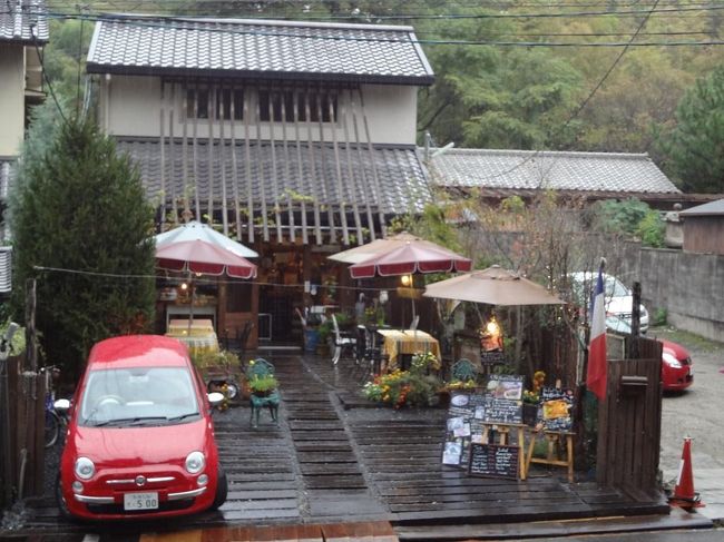 雨は止まないし<br />肌寒いし歩き疲れたし。<br /><br />行きがけに外観が好きだな〜と思った<br />このお店で休憩することにしました。<br />