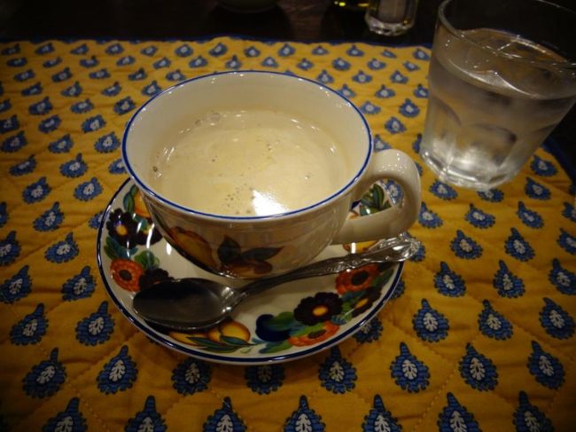 ガレットがオススメみたいで<br />周りのお客さんも大半がガレットを食べていましたが・・・・・<br /><br />お昼が遅かったのであまりお腹も空いてなくて<br />カフェオレだけオーダーしました。<br /><br />ランチョンマットといい、カップ&amp;ソーダーのデザインといい<br />田舎のフランス雑貨、という趣きに癒されます。<br />