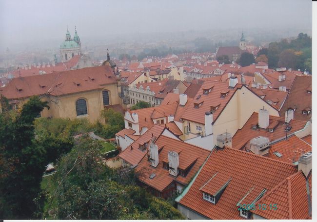 2006年10月15日<br /><br />プラハの街並みを、プラハ城から眺めます。<br />さすが世界遺産の町。<br />曇っていますが、すばらしい景観でした。