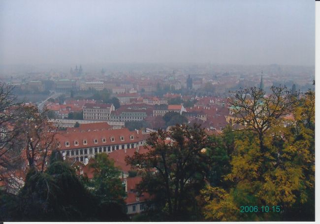 プラハ城までは、坂道をずっと登っていきます。