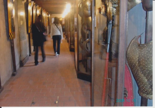 黄金の小路で、おみやげ物屋さんの２階をぶらぶら歩く私たち。