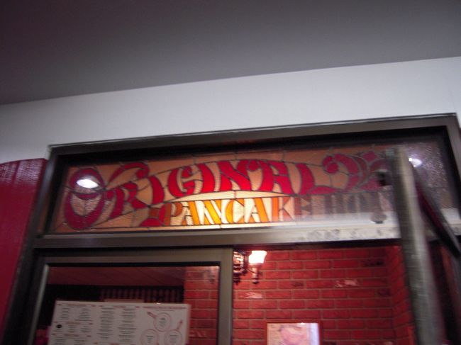 私と友人は明日ブーツ＆キモズのパンケーキはツアーで食べるし、今日は日曜なんで特に混みますよ、ってことでそこはあっさりやめることに。<br />でもパンケーキ食べたい、ってことで紹介してもらったのがここ。<br />オリジナル・パンケーキハウス！<br />