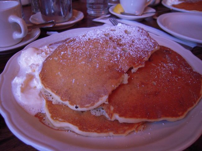 ボリューミーだと言うことで注文は２人で１皿に。<br />注文したのはバナナのパンケーキ！<br />生地の中にバナナが入っててうまーい♪<br />が、このお店のパンケーキ、いままで食べたどのパンケーキよりしょっぱい！シロップをちょーっと遠慮してかけたのは失敗。。。もっとドバっとかけるくらいが丁度良いのかも。<br /><br />今回ご家族に便乗させてもらったので色んな味が試せてよかったなー。写真はないけど、オムレツも一口いただけたけたし♪オムレツとゆーより薄いシュークリームみたいな生地！フワッフワ♪これ好き♪<br /><br />このお店は次回リベンジしたいな♪