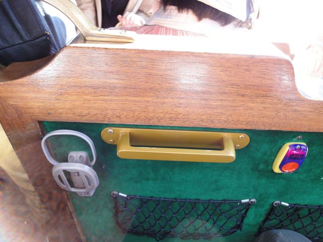 近鉄奈良駅からは、奈良交通バス（巡回）に乗ります。<br />行基像からだと、大通りを渡って、少し左に行ったバス停です。<br /><br />運よく、乗ってみたかったレトロ仕様のバスが来ました♪<br /><br />座席は、昔風に木でできています！<br /><br />女性運転手さんで、制服もレトロ仕様です。