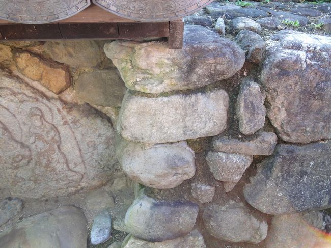 見えますか？<br /><br />白いパテの下は、７００年前のもの、そのものだそうです。