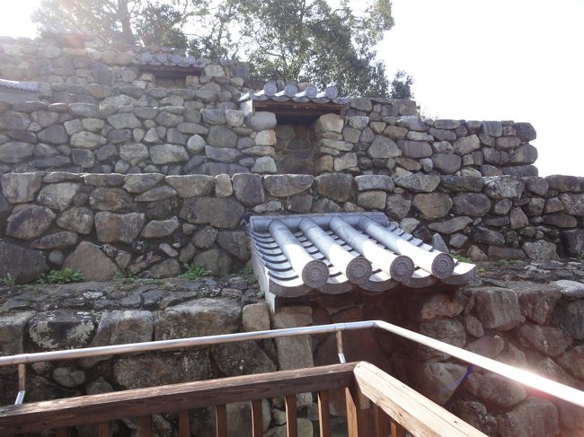 当時は、瓦がずっとあって、石と瓦のピラミッド状の真ん中に、塔があったそうです。<br /><br />今は、塔はありません。<br />瓦は、今は石に刻まれた仏さまたちを守る目的で、大石の上にのみ設置されています。