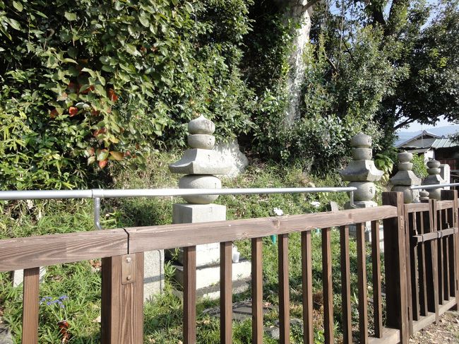 裏手には、上人様たちのお墓があります。<br /><br />裏の方は、公園として木々がそのまま残してあります。<br />住宅がすぐ裏まであるので、発掘もできないそうです。