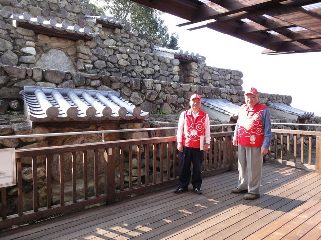 さあ、ガイドのジェントルメンの所に戻ってきました。<br /><br />「旅行記に、お写真載せたいんですけどいいですか？」<br />「写真に写るの、苦手なんだけどね（テレ笑い）」<br />「どこの旅行記？」<br />「４トラベルです！」<br /><br />２人そろって、スマイルしてくれました♪<br />丁寧な説明と、笑顔、ありがとうございました♪