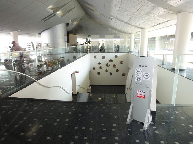 １階は、なにかの展示（お花？）の準備です。<br />ギャラリーになっています。