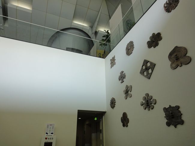 階段をのぼり、新薬師寺（すぐ近く）に向かいます！