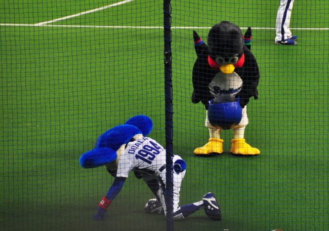 <br />この日はドアラがバク転失敗！！<br /><br />ヤクルトの「つば九郎」が代わりに<br /><br />謝ってる(^_^;)　可愛いです。