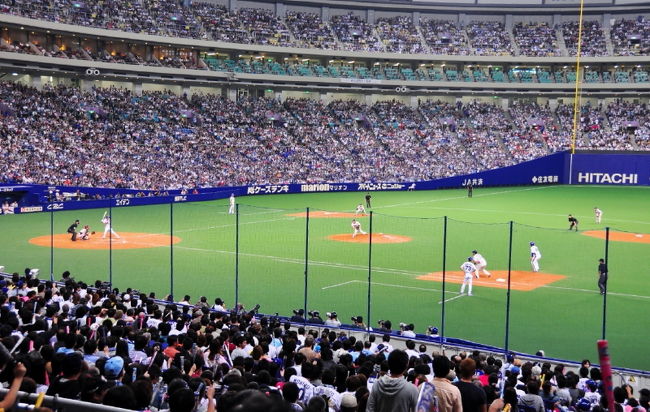 <br />今回も前回同様・内野席　同じような席でした。<br /><br />もっと、もっと近い席がイイなぁ。<br /><br />応援団の居る席からも観戦したい。