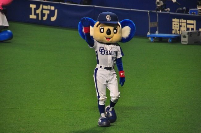 <br />試合終了後のドアラ君<br /><br />こんなに頭デッカイんだからバク転成功率<br /><br />低いよね。いつも楽しませてくれてサンクス！