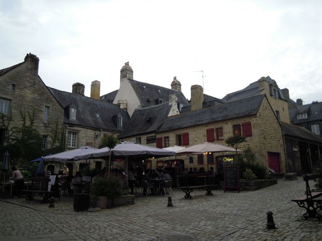 メダール広場からテール・オー・デュック広場へ。<br /><br />このあたりはクレープリーが多いようです。<br /><br />この方向から見るとロクロナンを思わせる花崗岩の建物が並んでいます。<br />木組みの家はカラフルで楽しいけれど花崗岩の家も落ち着きがあって良いなあ。