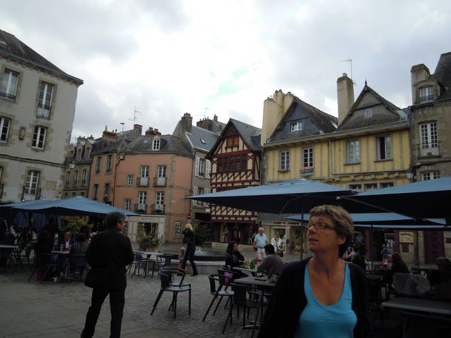 別の日に写したテール・オー・デュック広場。<br /><br />こちらの方角が写すと花崗岩の建物ではなく木組みの家が並びます。