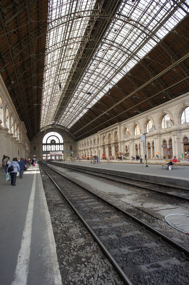 地下にはトイレやちょっとした飲食店がありましたので、少し休憩しました。<br />トイレは無料でしたが、トイレットペーパーが備え付けられていないので注意です。