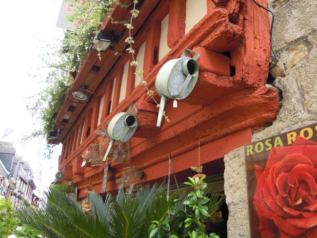 花屋さんに如雨露の看板。<br /><br />オレンジ色の壁とグレーの如雨露の組み合わせがしゃれてる。