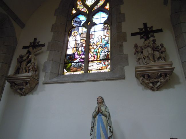 ロクロナンのサン・ロナン教会で散々聖人たちの像を写し、カンペールのサン・コランタン大聖堂の旅行記も作ってしまったのだから、サン・マチュー教会は簡単に・・<br /><br />教会内の壁という壁に、キリスト受難の木彫像がぐるりと飾られていました。<br />比較的新しい木彫でした。<br /><br />十字架を担いでゴルゴダの丘を上るキリスト〜磔〜復活まで、だったかな。<br />それを丹念に見る私、、、