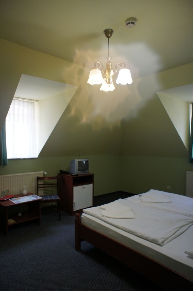 1階がカフェで2〜3階がペンションという可愛らしい宿でした。<br />屋根裏のお部屋。