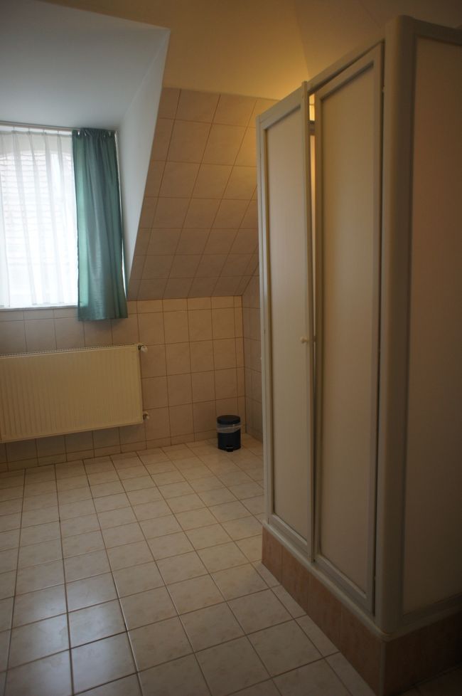 バスルームも広々です。<br />セーチェニ広場が至近で大変便利です。