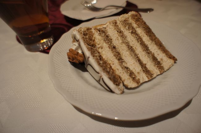 雨が止んだので、カフェでカロリー摂取です。<br />Esterhazy torta（エステルハージ・トルタ)はクルミが入ったスポンジの間にアーモンドクリームを挟んだケーキ。<br />これが、いつまでも胃に残る感じの重さがあるケーキでした。