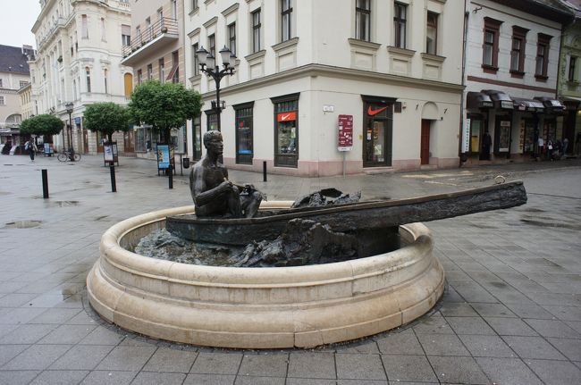 カヌー乗りの像。