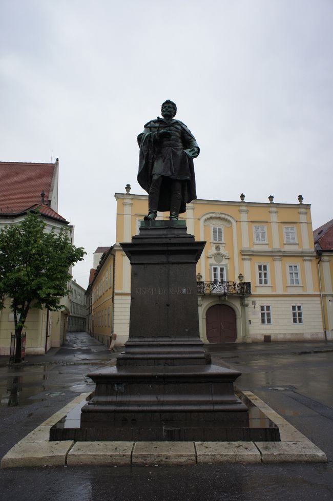 ハンガリー国民演劇を創出した、カローイ・キシュファルディ像。<br />詩人、短編作家、劇作家だったそうです。