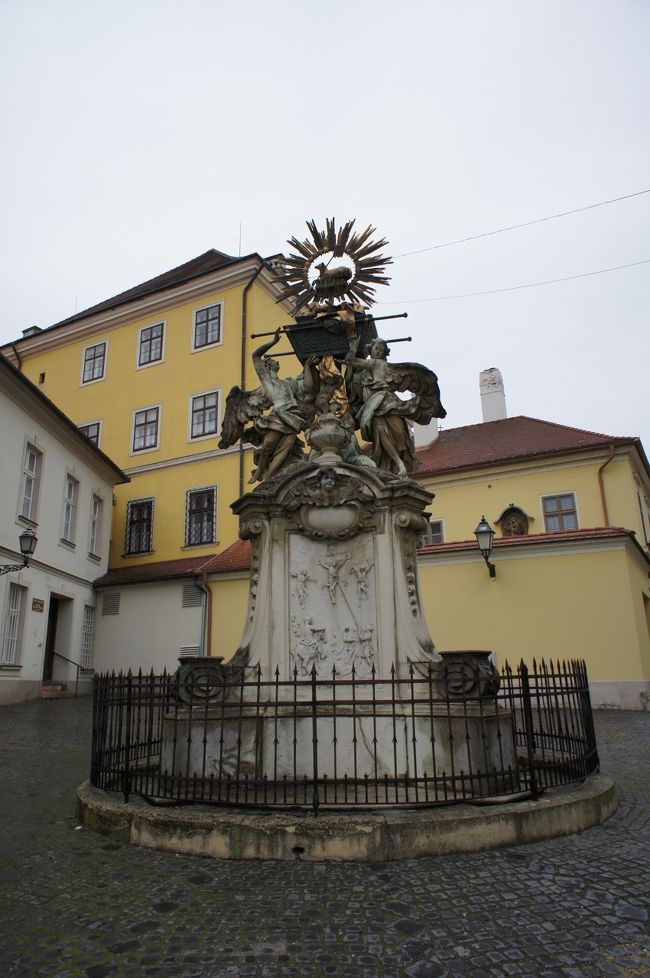 グーテンベルク広場にある聖櫃。