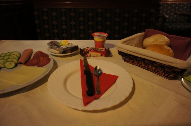 2011年5月4日。<br />朝食は1階のカフェでいただきます。<br />席に着くとお姉さんがセッティングします。<br />サラミと、蜂蜜の入ったお茶が美味しくてホッとしました。