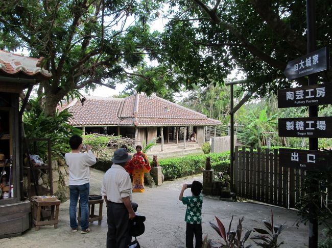 琉球の民族衣装を着て<br />写真を撮れるよってやつなの。<br /><br />ギャーー！<br /><br />どうした！コニヘー！<br />w(ﾟoﾟ)w ｵｵｰ