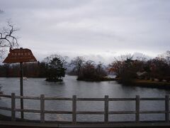 大沼。

曇り空ながら気温は平年より高めなのですが、街中と違って少々寒い…。

慌てて念のために持ってきたセーターに袖を通しました。