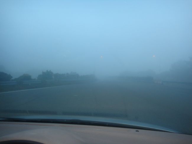 うどん県から岡山空港に・・・高松空港から春秋航空で上海便もありますが、以下の理由で海を渡ります。岡山に入ったらすごい霧でした。<br /><br />①春秋は週2便（木・日）しかない。嫁が上海から高松に乗った所、台風で岡山上空まで来て引き返し・・・しかも次回便まで上海滞在・・・雇われヒラヒラ会社員としてはそれは出来ません。<br />②春秋が高松に来て対抗してか時間がよくなりました。朝9：10岡山→10：10上海　17：45上海→20：40岡山　あちらでの滞在時間が増えた！<br />③岡山・中国東方航空－JALの提携航空　というわけで今回はマイルを使っての渡航です。<br /><br />値段は全然違うので、嫁はひとまず先、昨日高松から上海に渡航しています・・・往復２万円強Σ(･口･)