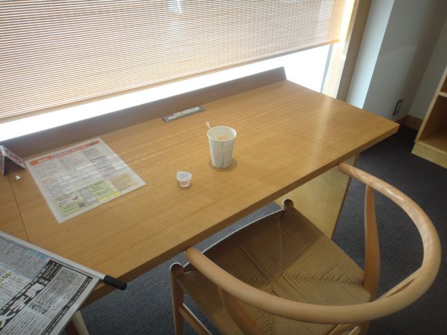 9月に2Fから3Fに移転したらしく、中はきれいで広々・・・も、スポーツ新聞読んでコーヒー飲むくらいで初体験終了。貧乏人には活用しきれません。