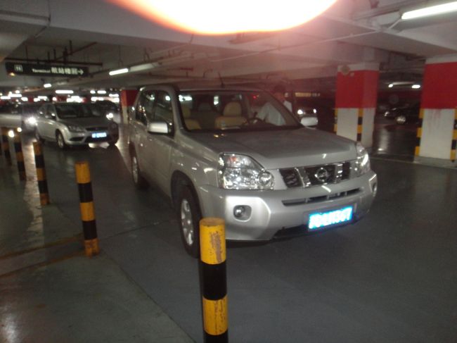上海浦東空港までは義父（以下パパ）が自家用車で出迎えてくれました♪でも免許取って半年でちょっと技術が・・・