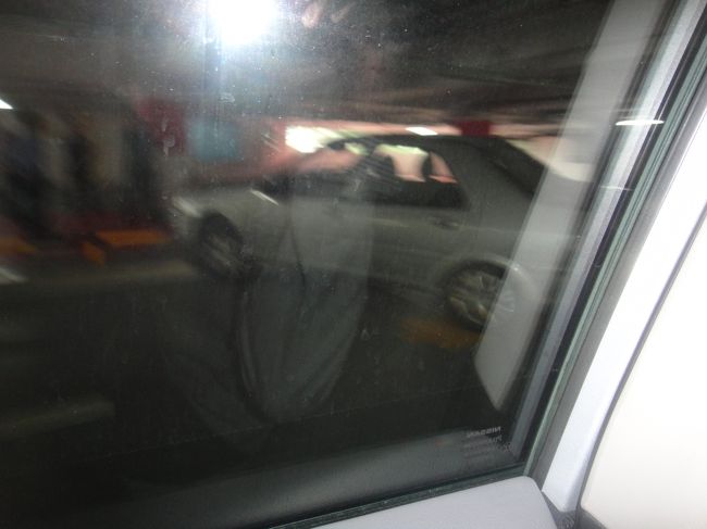 と、空港駐車場出口で早くも車があらぬところに突っ込んでます・・・中国に来たと実感┐(´-｀)┌ 